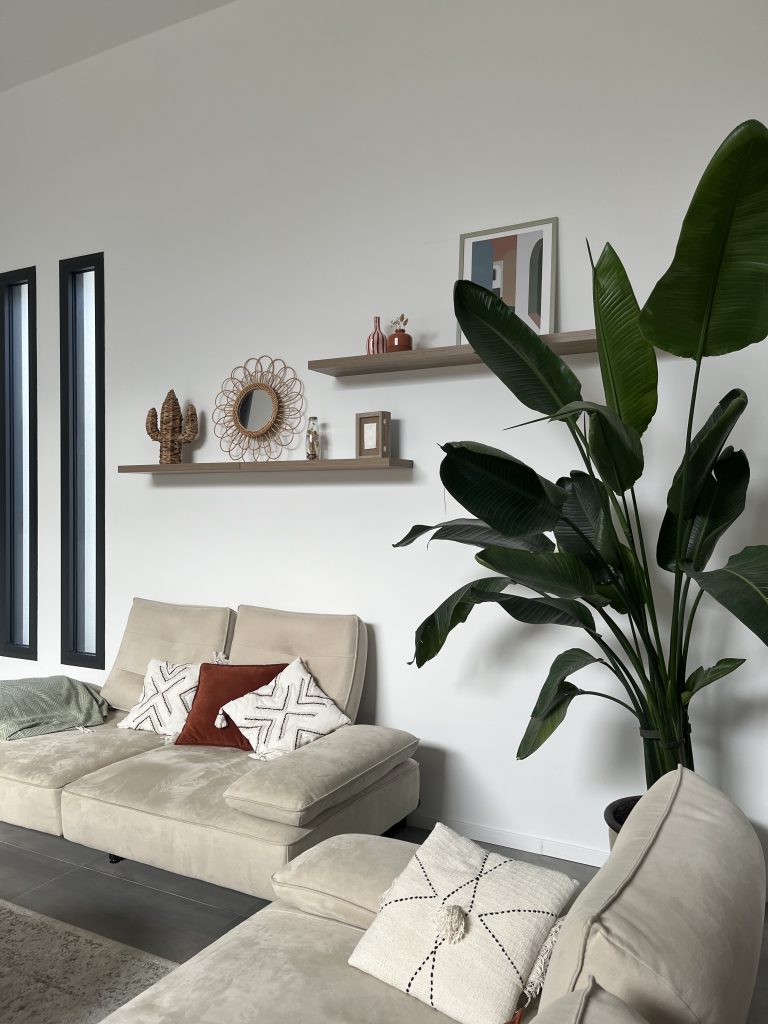 Réalisations en design d’espaces et décoration – salon lumineux d’une maison neuve aménagée sur mesure